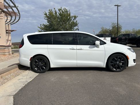 Used 2018 Chrysler Pacifica Touring Plus w/ S Appearance Package image 2