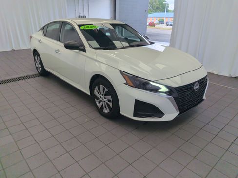 Used 2025 Nissan Altima 2.5 S FWD image 3
