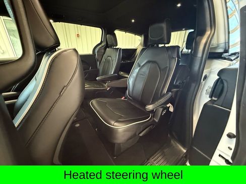 Used 2025 Chrysler Pacifica Limited image 16