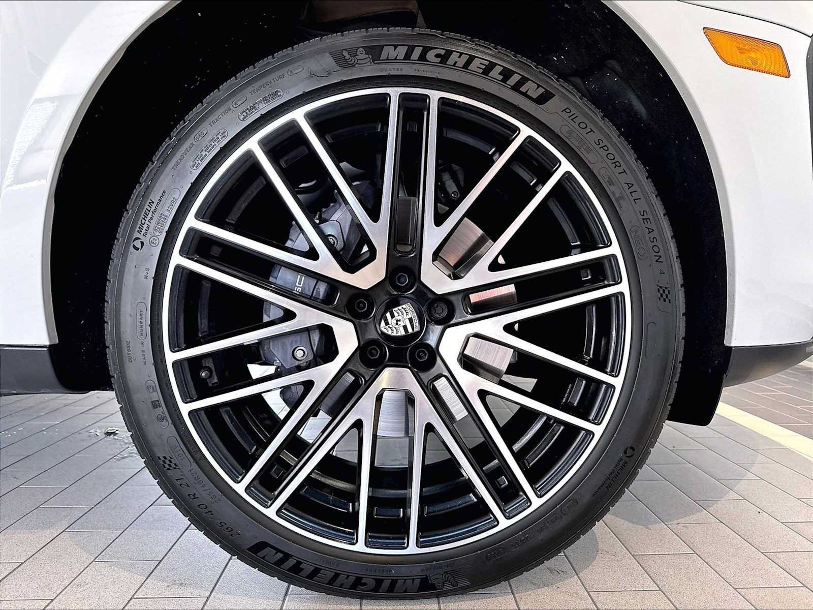 Used 2026 Porsche Macan AWD/4WD image 15