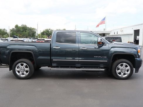 Used 2019 GMC Sierra 2500 Denali w/ Duramax Plus Package AWD/4WD image 10