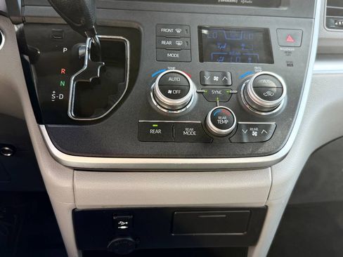 Used 2020 Toyota Sienna LE w/ LE Preferred Package FWD image 11