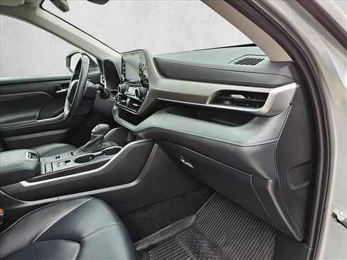 Used 2022 Toyota Highlander XLE AWD/4WD image 19