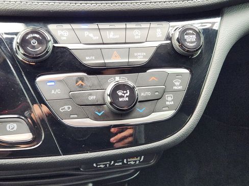 Used 2025 Chrysler Pacifica Select image 15