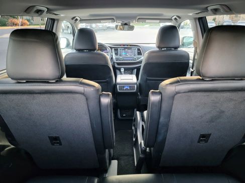 Used 2018 Toyota Highlander XLE image 17