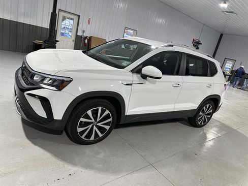 Certified 2022 Volkswagen Taos SE image 3