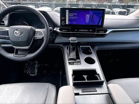 Used 2025 Toyota Sienna XLE w/ XLE Plus Package image 14
