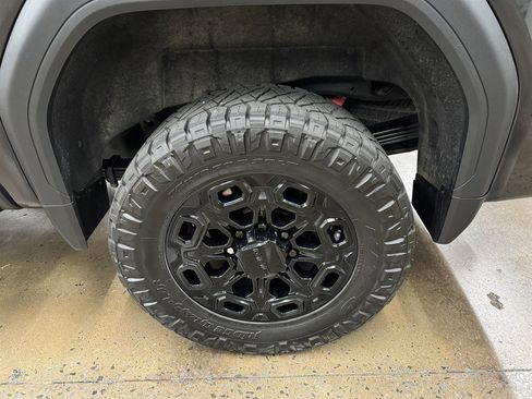Used 2020 GMC Sierra 2500 AT4 w/ AT4 Premium Package AWD/4WD image 9