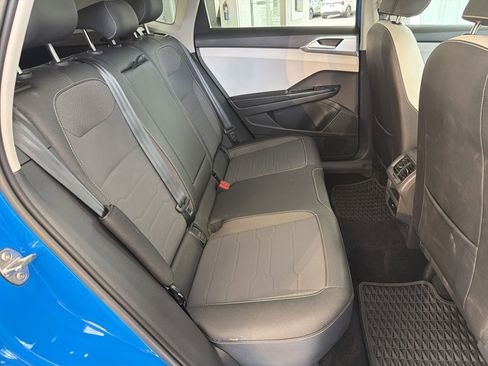 Used 2025 Volkswagen Taos SE FWD image 28