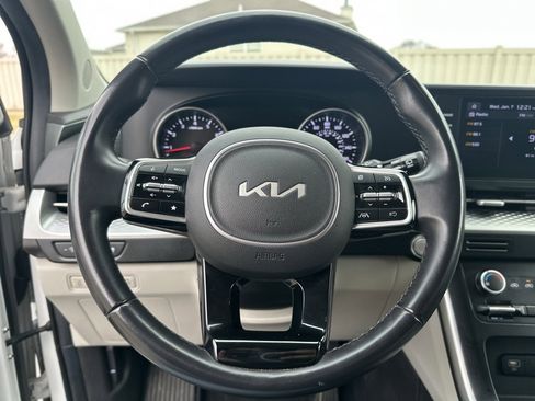 Used 2022 Kia Carnival LX image 27
