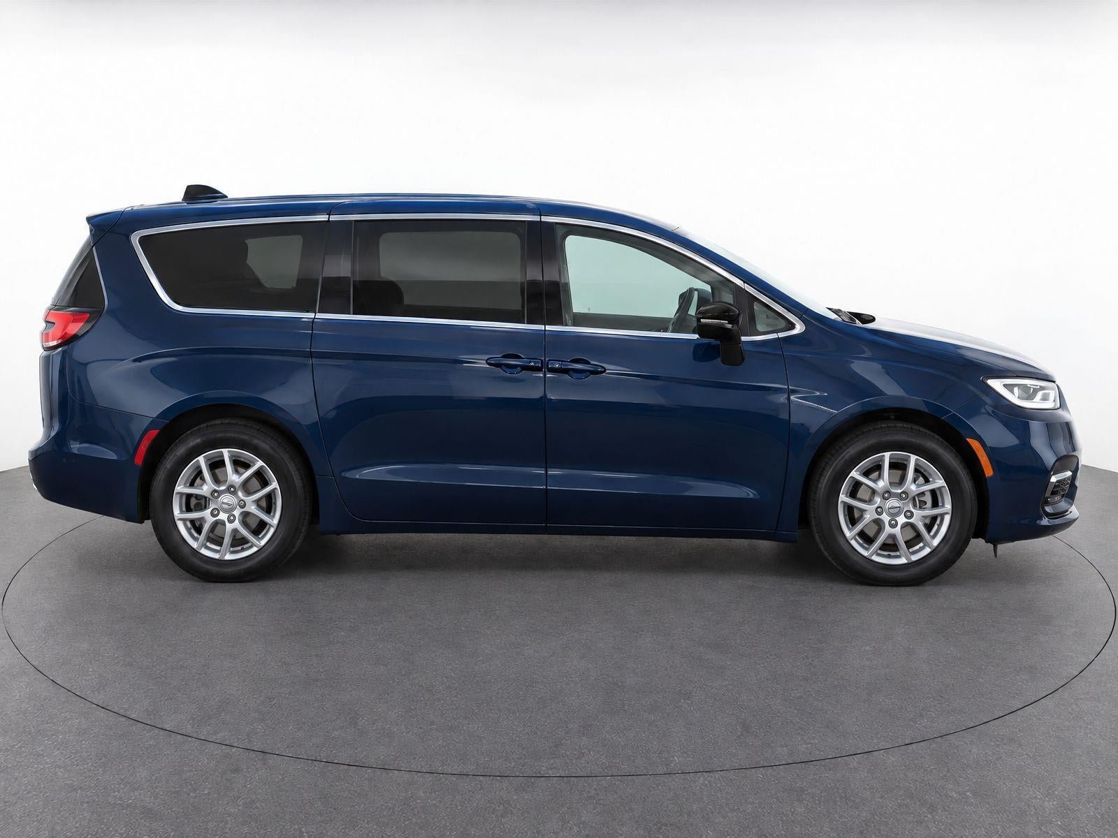 Used 2024 Chrysler Pacifica Touring-L FWD image 4