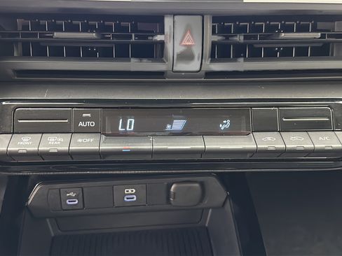 Used 2025 Toyota Prius LE FWD image 17