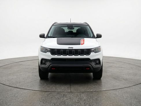 Used 2025 Jeep Compass Trailhawk AWD/4WD image 2