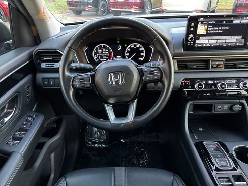 Used 2025 Honda Pilot Touring image 13