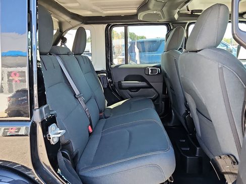 Used 2025 Jeep Wrangler Unlimited Sahara AWD/4WD image 31