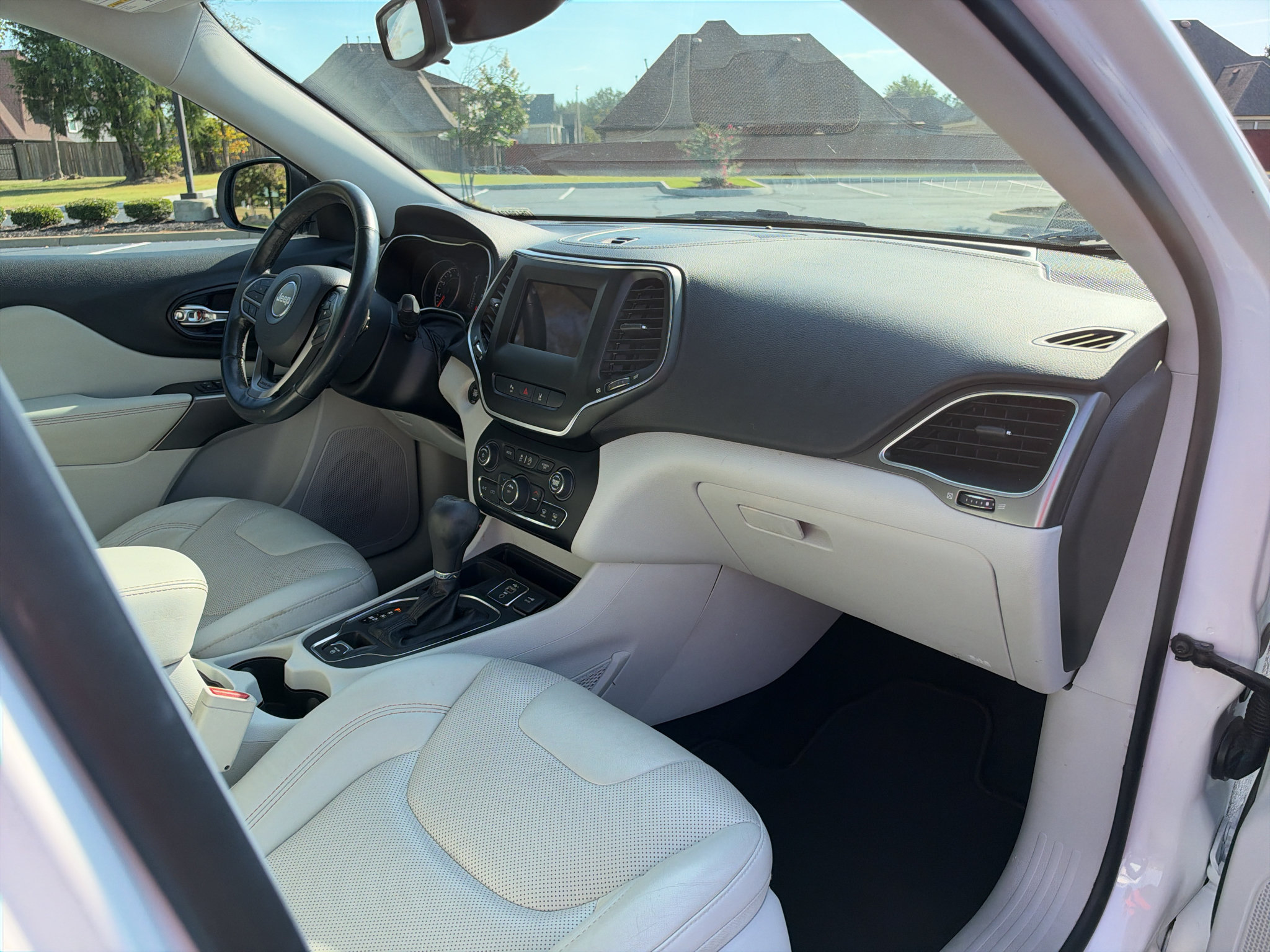 Used 2020 Jeep Cherokee Latitude Lux w/ Quick Order Package 2YH Lux FWD image 18