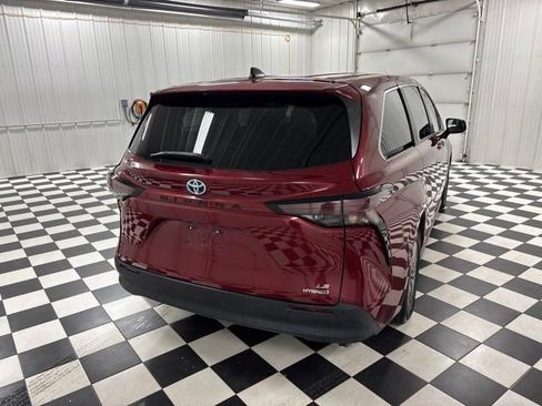 Used 2023 Toyota Sienna LE FWD image 4