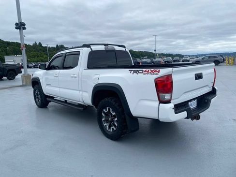 Used 2017 Toyota Tacoma TRD Off-Road AWD/4WD image 6