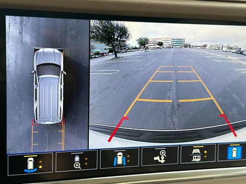 Used 2021 GMC Yukon Denali w/ Denali Premium Package image 27