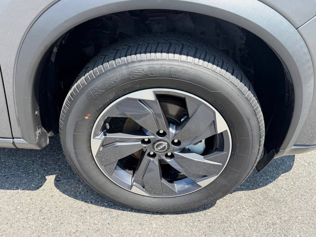 Used 2025 Nissan Rogue SV FWD image 16