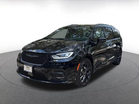 Used 2025 Chrysler Pacifica Limited FWD image 3