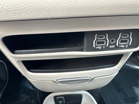 Used 2023 Chrysler Pacifica Touring-L FWD image 21