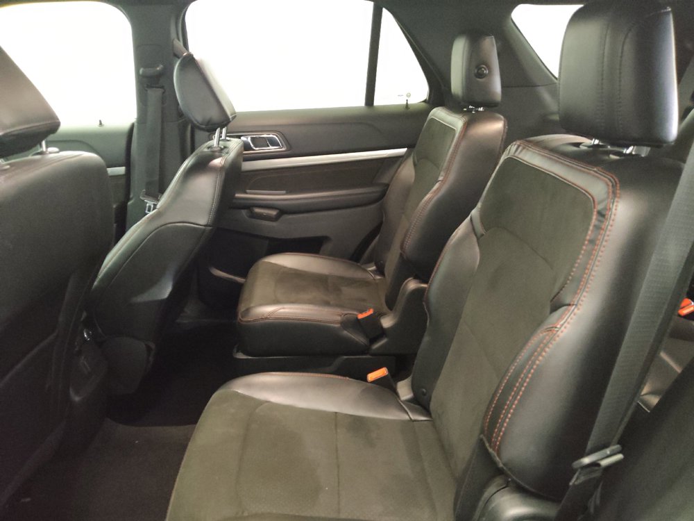 Used 2019 Ford Explorer XLT w/ Equipment Group 202A AWD/4WD image 18