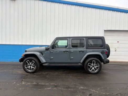 Used 2024 Jeep Wrangler Unlimited image 7