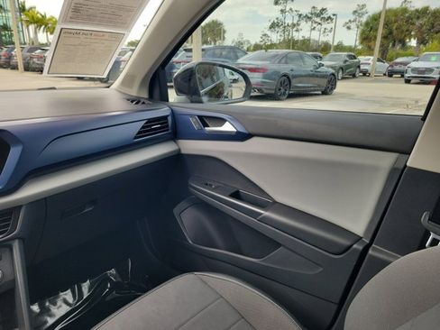 Used 2022 Volkswagen Taos SE w/ Panoramic Sunroof Package image 16
