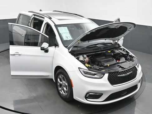 Used 2023 Chrysler Pacifica Limited AWD/4WD image 64