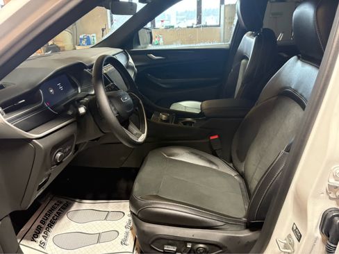 New 2025 Jeep Grand Cherokee Altitude image 13