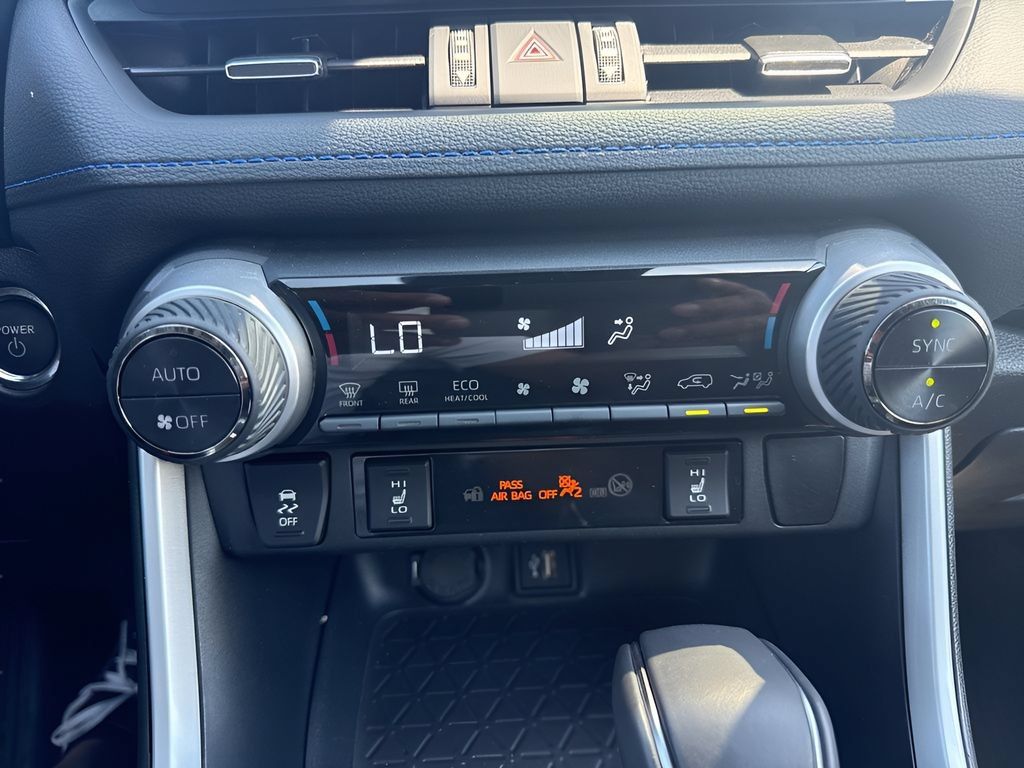 Used 2025 Toyota RAV4 XSE w/ Weather Package AWD/4WD image 18