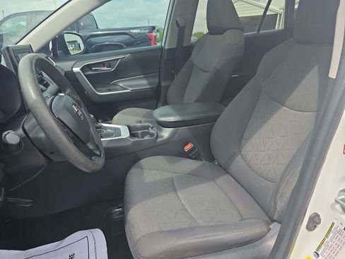 Used 2021 Toyota RAV4 XLE w/ Convenience Package FWD image 12