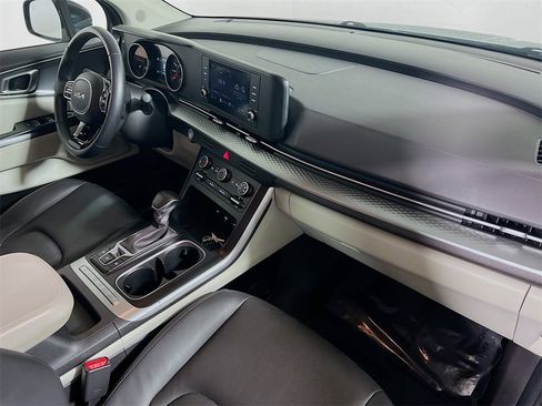 Used 2024 Kia Carnival LX image 28