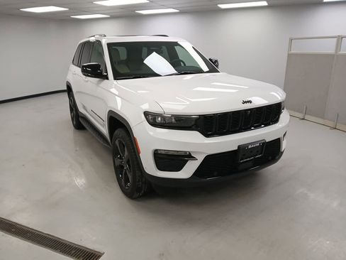 Used 2024 Jeep Grand Cherokee Limited w/ Luxury Tech Group II image 2