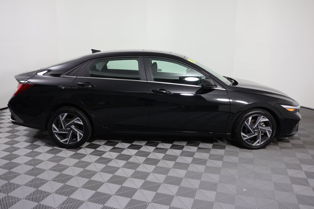 Used 2025 Hyundai Elantra SEL FWD image 9
