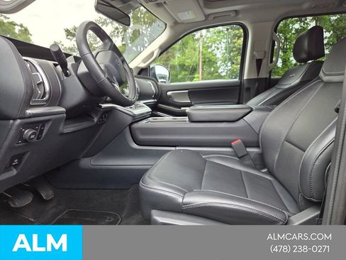 Used 2025 Ford Expedition Platinum AWD/4WD image 4