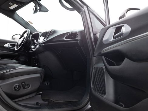 Used 2020 Chrysler Pacifica Touring-L Plus w/ S Appearance Package FWD image 28