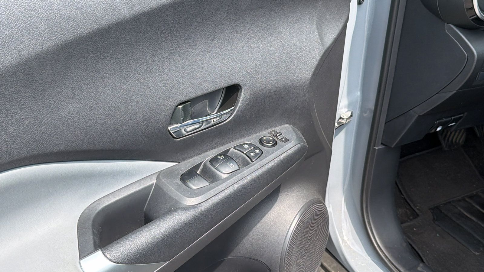 Used 2024 Nissan Kicks SR w/ SR Premium Package FWD image 15