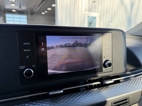 Used 2023 Kia Carnival LX image 7