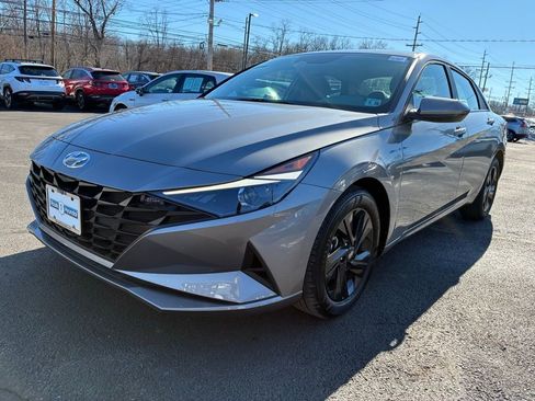 Used 2023 Hyundai Elantra SEL w/ Cargo Package image 3