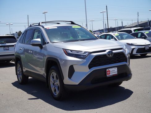 Used 2025 Toyota RAV4 XLE AWD/4WD image 1