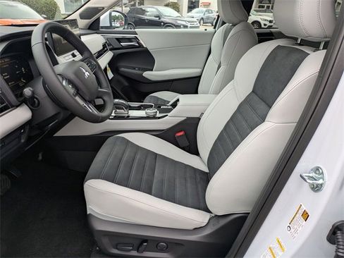 New 2025 Mitsubishi Outlander SE image 14