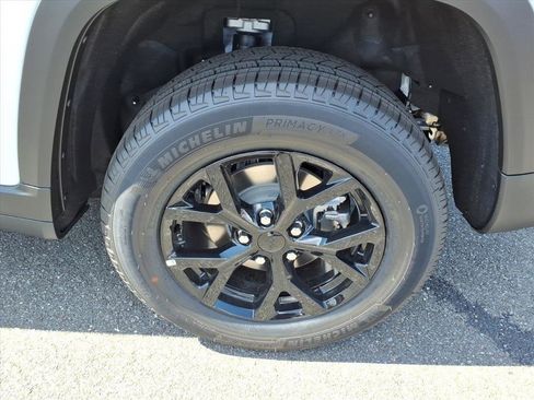 New 2025 Jeep Grand Cherokee Altitude image 8