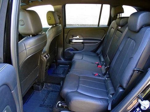 Used 2021 Mercedes-Benz GLB 250 w/ Premium Package image 18