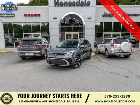 Used 2025 Volkswagen Taos SE w/ Panoramic Sunroof Package AWD/4WD image 1