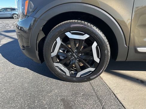 Used 2024 Kia Telluride EX w/ EX Captain's Chair Package image 10