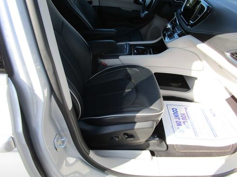 Certified 2024 Chrysler Pacifica Limited image 17