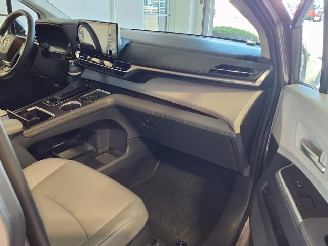 Used 2022 Toyota Sienna XLE AWD/4WD image 7