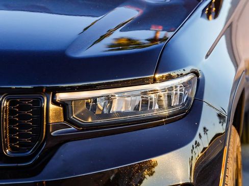 Used 2025 Jeep Grand Cherokee Limited w/ Luxury Tech Group II image 4